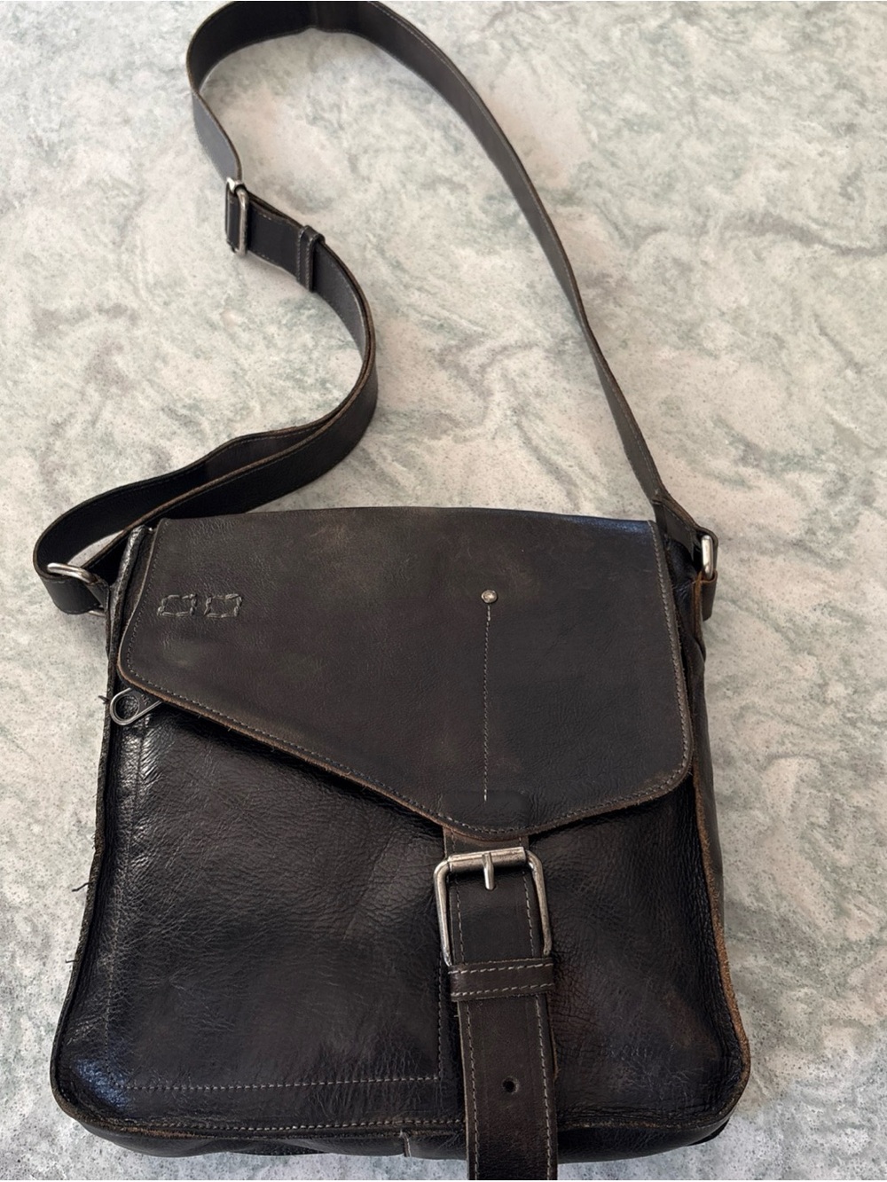 BedStu Venice Classic Unisex Black Leather Messenger Bag with Front Buckle - Picture 4 of 15